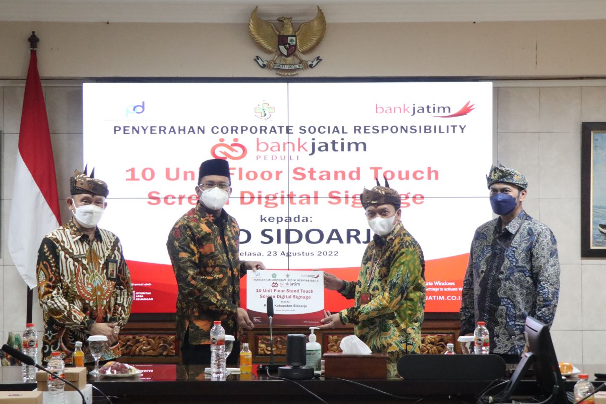 Bank Jatim serahkan 10 unit layar digital untuk RSUD Sidoarjo