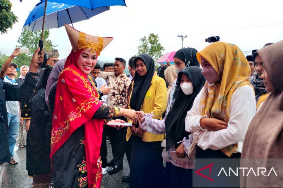 Pemkab Solok serahkan beasiswa ke siswa berprestasi di SMAN2 Sumbar