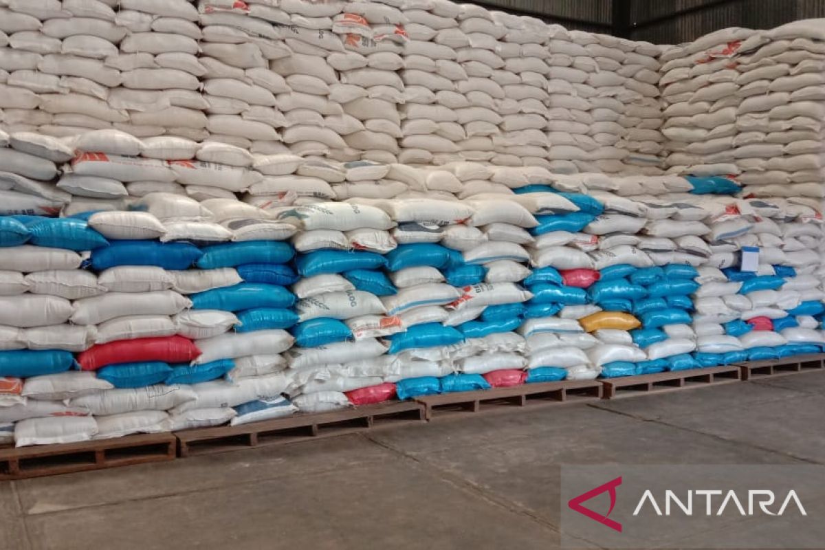 Bulog Maluku datangkan 5.200 ton beras dari Sulsel dan Jatim, antisipasi cuaca ekstrem