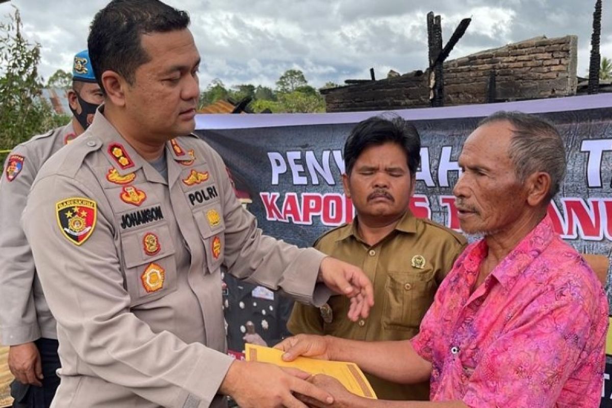 Kapolda Sumut bantu korban kebakaran di Tapanuli Utara