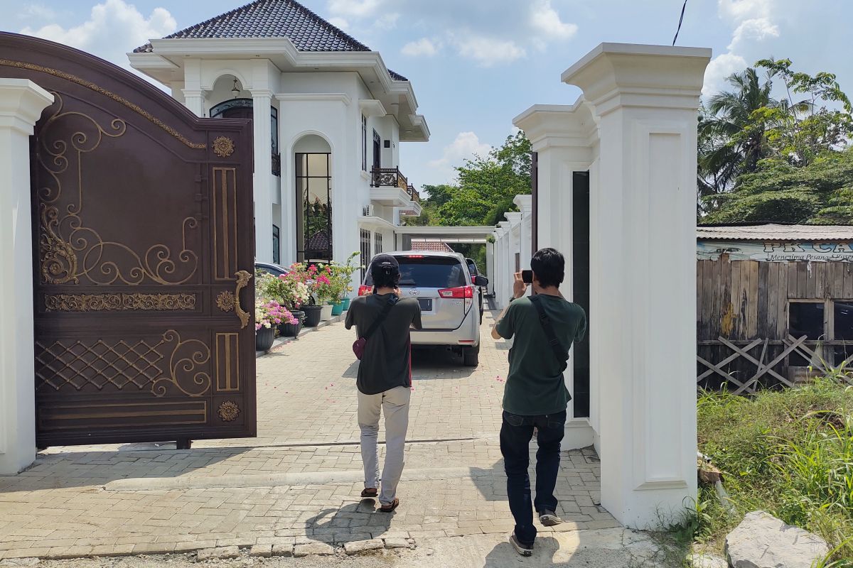 KPK geledah rumah  Rektor Universitas Lampung nonaktif