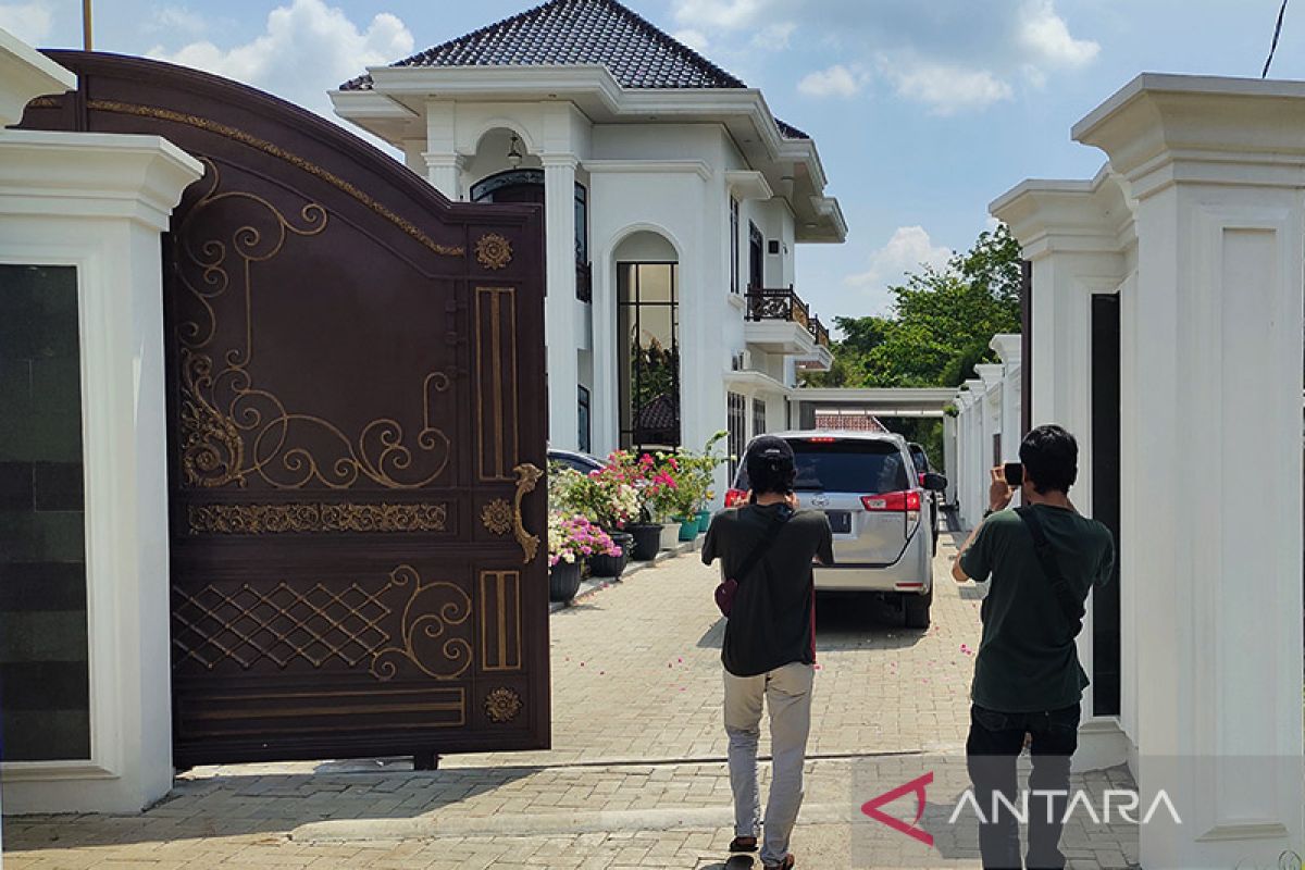 KPK geledah lanjutan di 2 rumah Rektor Unila