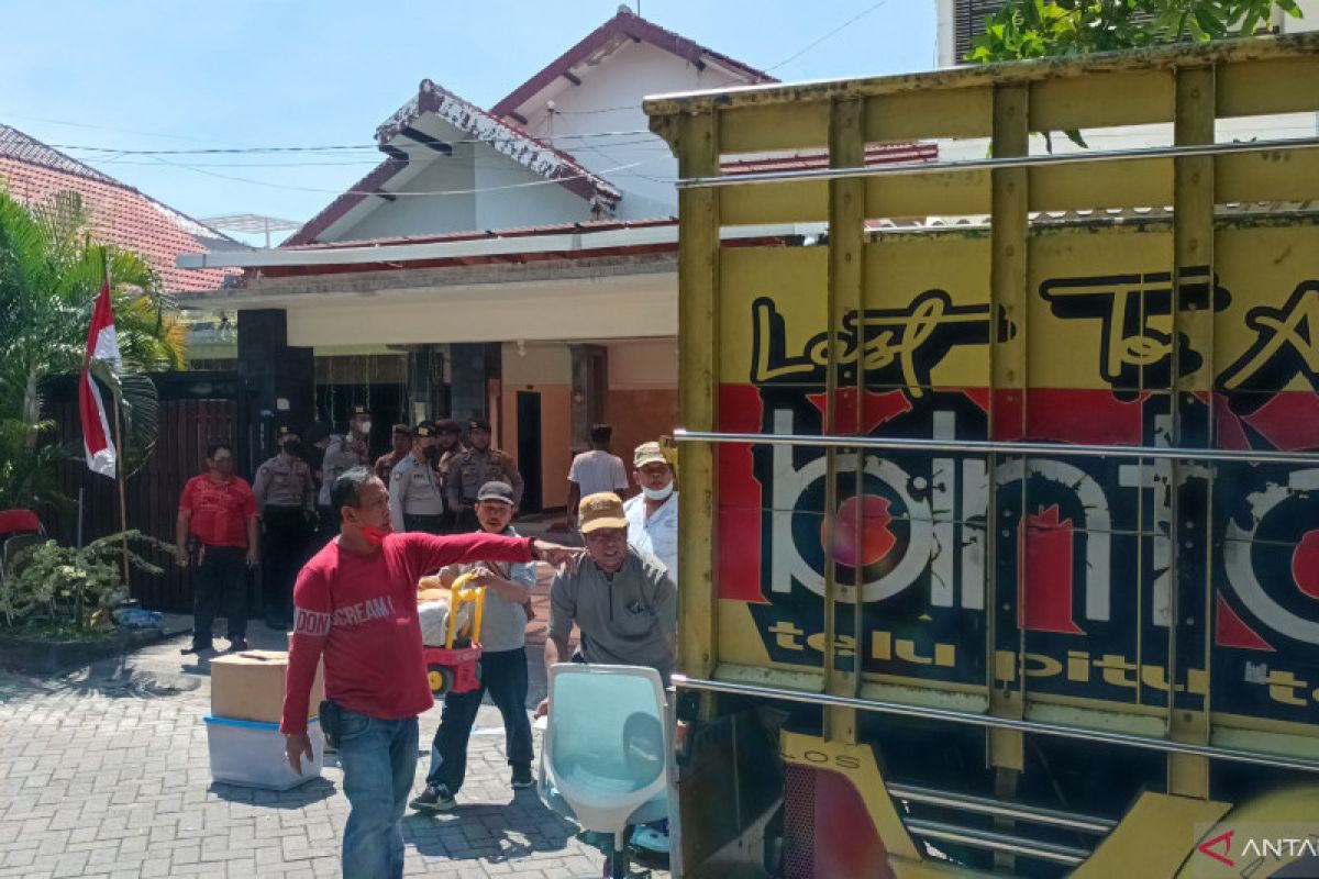 Juru sita PN Surabaya eksekusi rumah mantan pejabat Pemprov Jatim