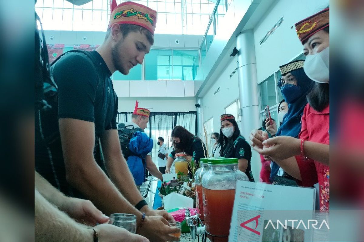 Kalteng suguhkan minuman tradisional kepada 'top raider' dunia