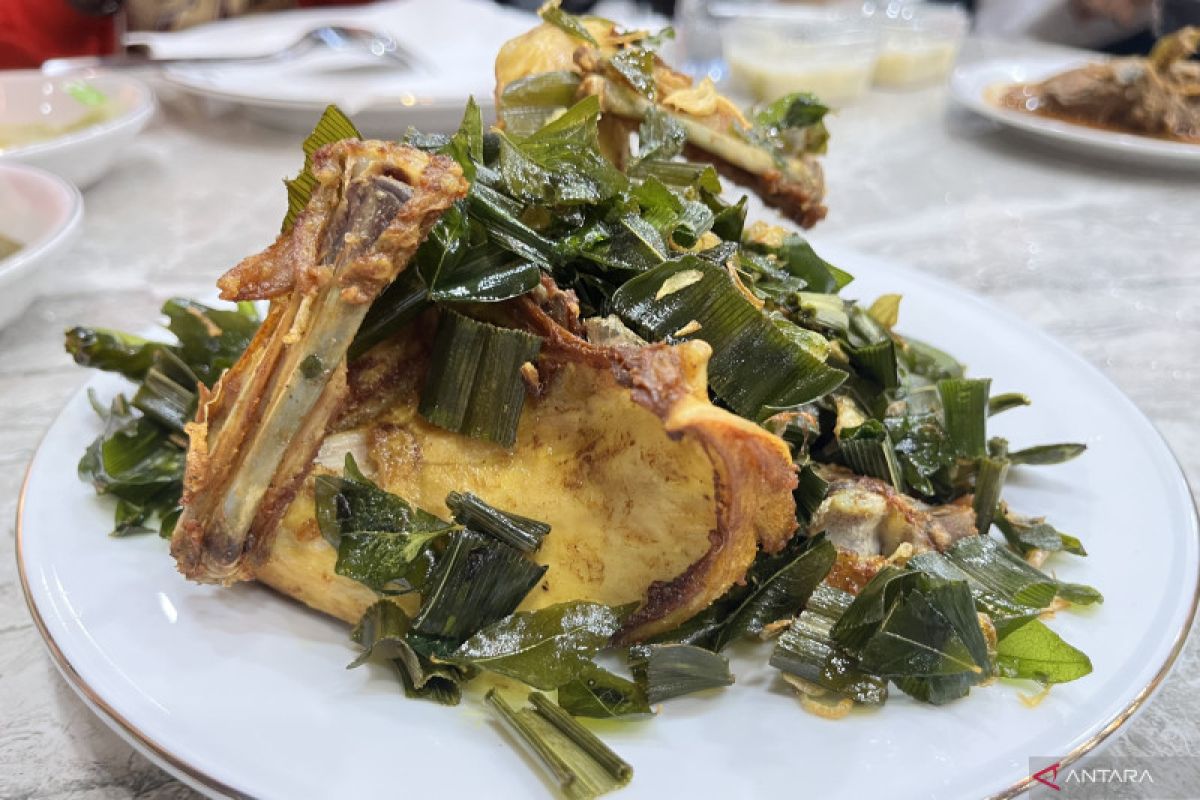 Menu khas Aceh, restoran ini sediakan ayam tangkap cocol sambal ganja