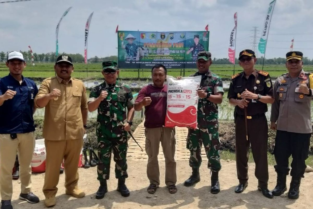 Petrokimia Gresik dukung TNI AD manfaatkan lahan tidur untuk pertanian di Ngawi