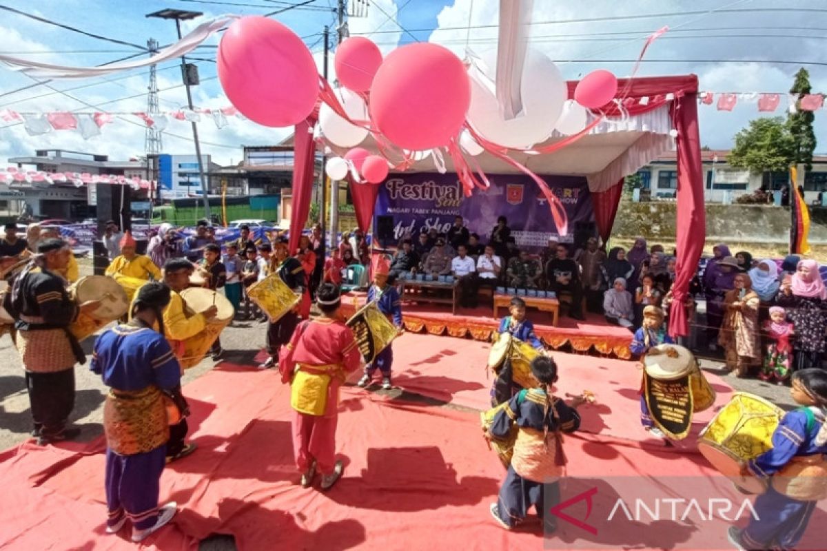 Ribuan warga semarakan Festival Pentas Seni Nagari Tabek Panjang Art Show