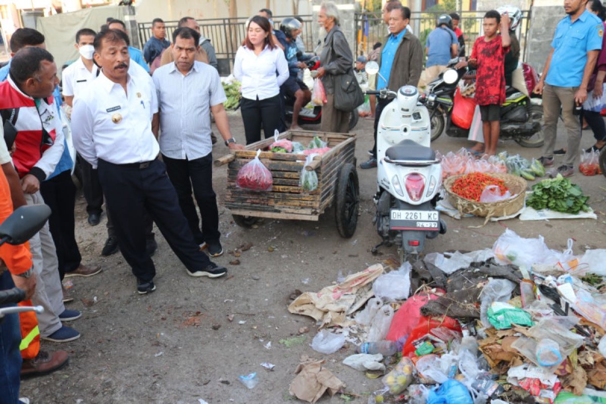 Pj Wali Kota Kupang ingatkan pedagang jaga kebersihan pasar