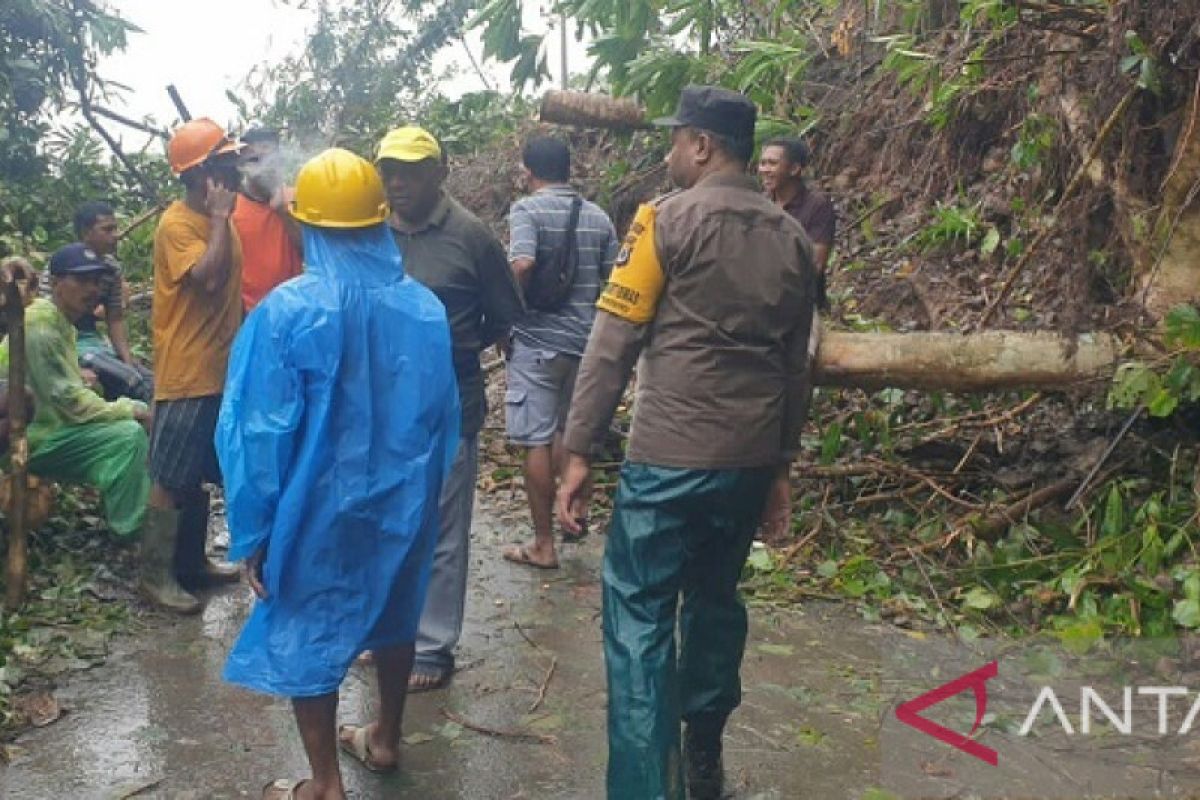 Akses jalan ke Ambon terputus akibat bencana longsor di Leihitu Barat