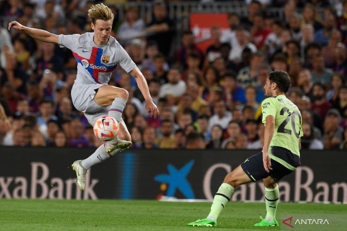 De Jong bantah rumor hengkang dari Barcelona jelang tandang  di markas Napoli