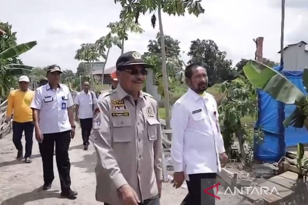 Ketua DPRD KALSEL tinjau pembangunan jalan penghubung tiga kabupaten.