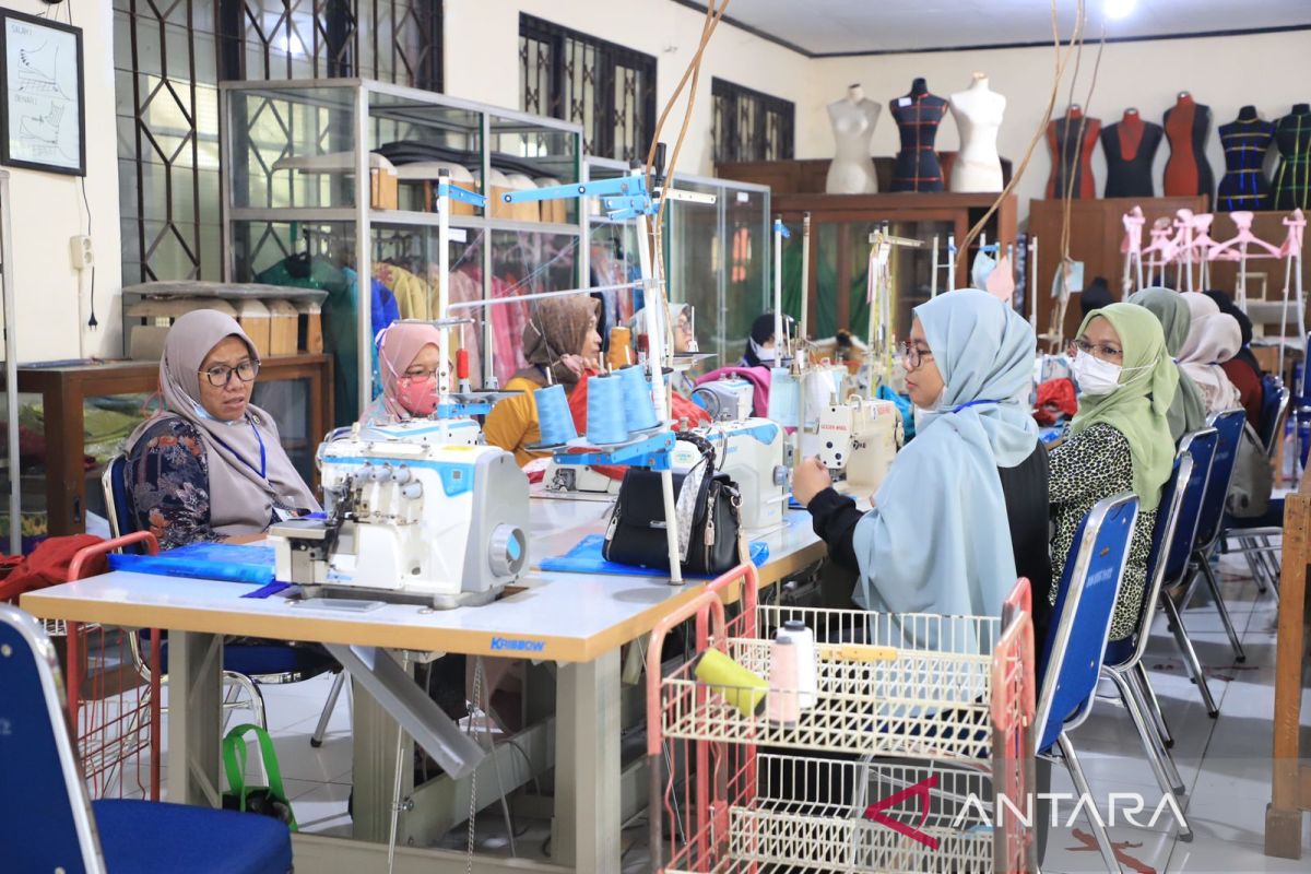 Disperindag Kota Tangerang gelar pelatihan menjahit bantu warga kembangkan usaha