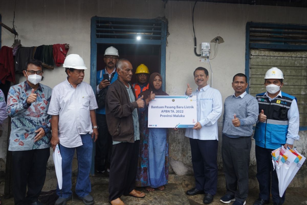 PLN sambung listrik gratis ke 1.120 rumah tangga sasaran di Maluku, kasih terang sampai pelosok negeri