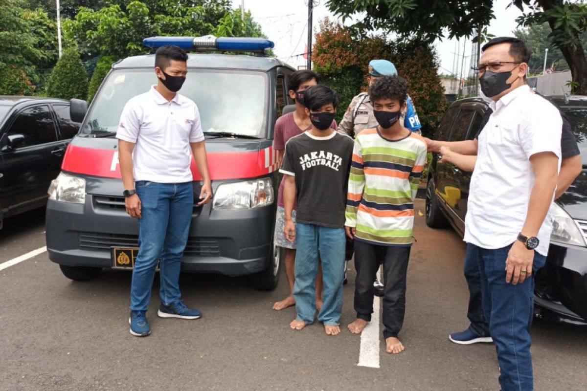 Polisi tangkap tiga pengamen yang ancam pemilik warung di Ciracas