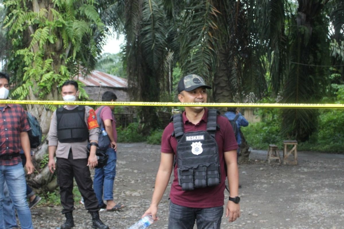 Polrestabes Medan pasang garis polisi di lokasi judi di Deli Serdang