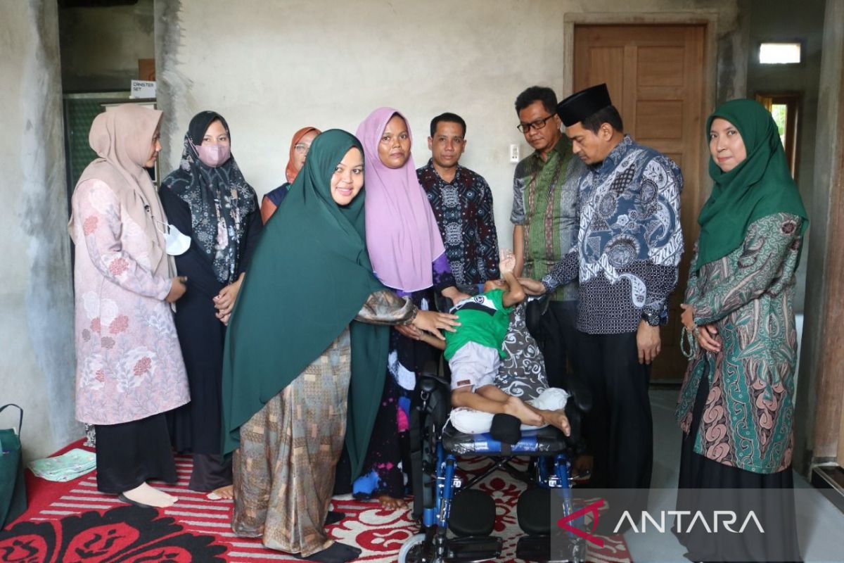 Pemprov Aceh serahkan kursi cerebral palsy untuk anak berkebutuhan khusus