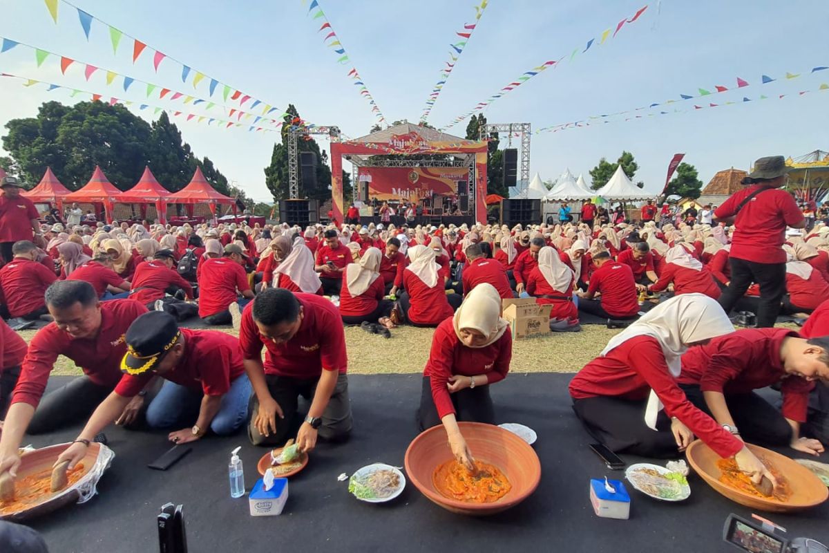 Sebanyak 1.035 layah sambal wader pecahkan rekor MURI