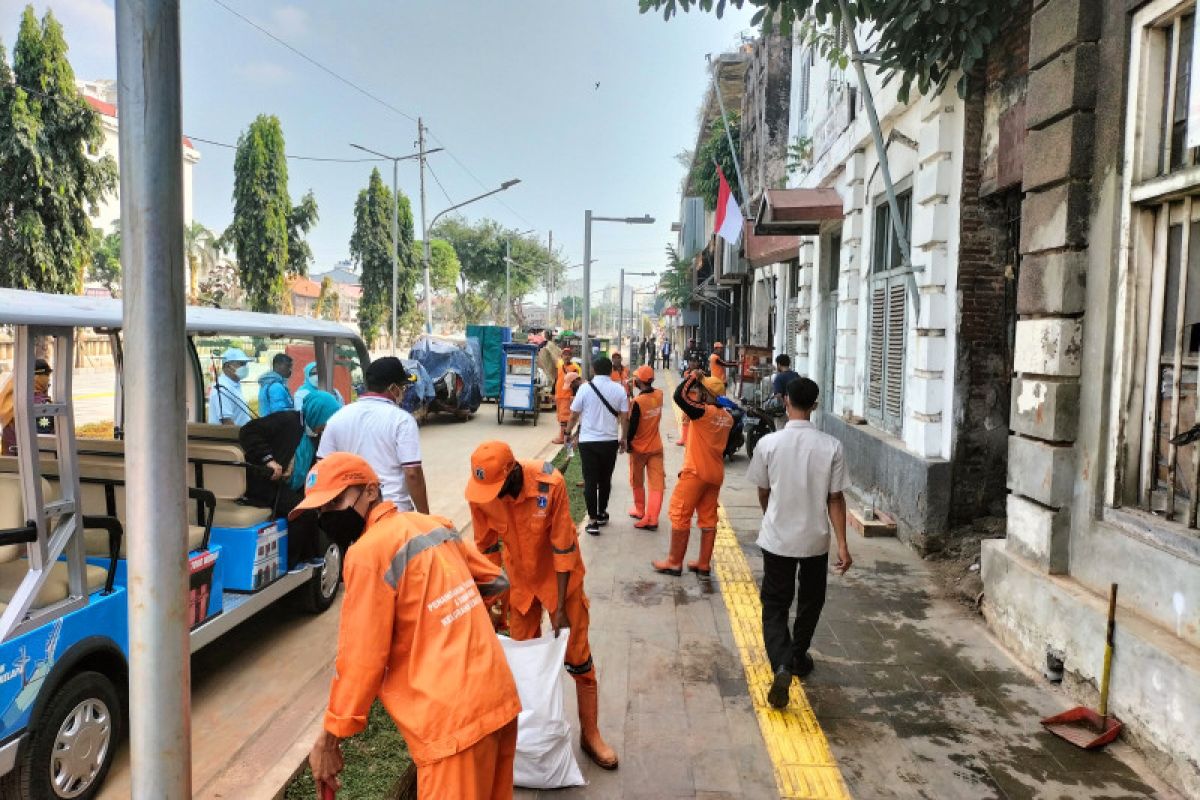 Pemkot Jakbar bersihkan Kota Tua