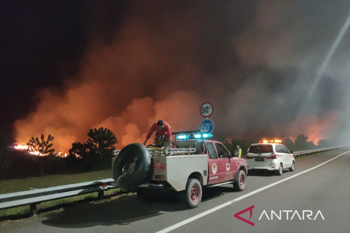 Api membakar lahan mineral di sekitar jalan tol Palembang-Indralaya KM13