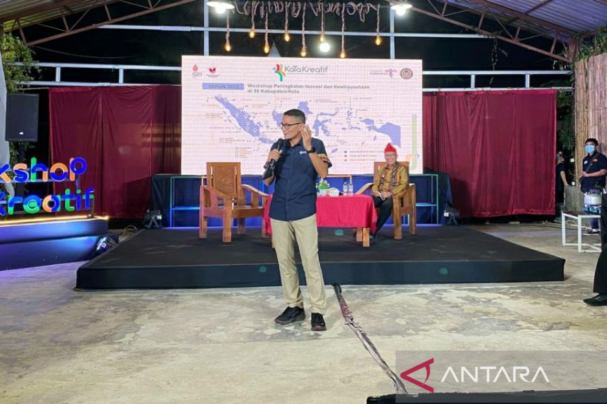 Menparekraf pacu pelaku UMKM di Kendari masuk sistem ekonomi digital