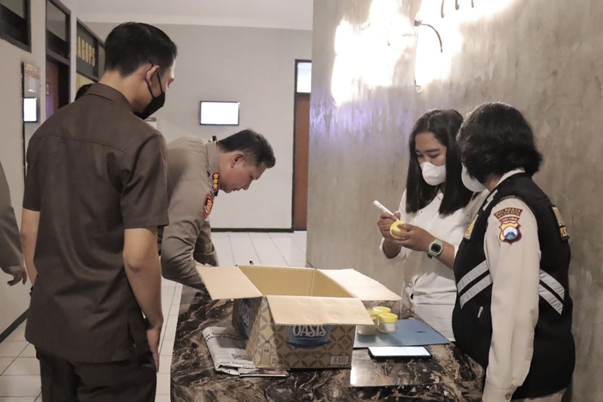 Antisipasi narkoba, pejabat utama Polresta Malang Kota jalani tes urine