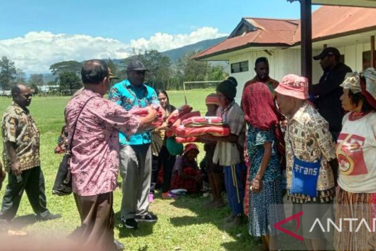 Pemkab Jayawijaya salurkan bantuan sandang bagi lansia