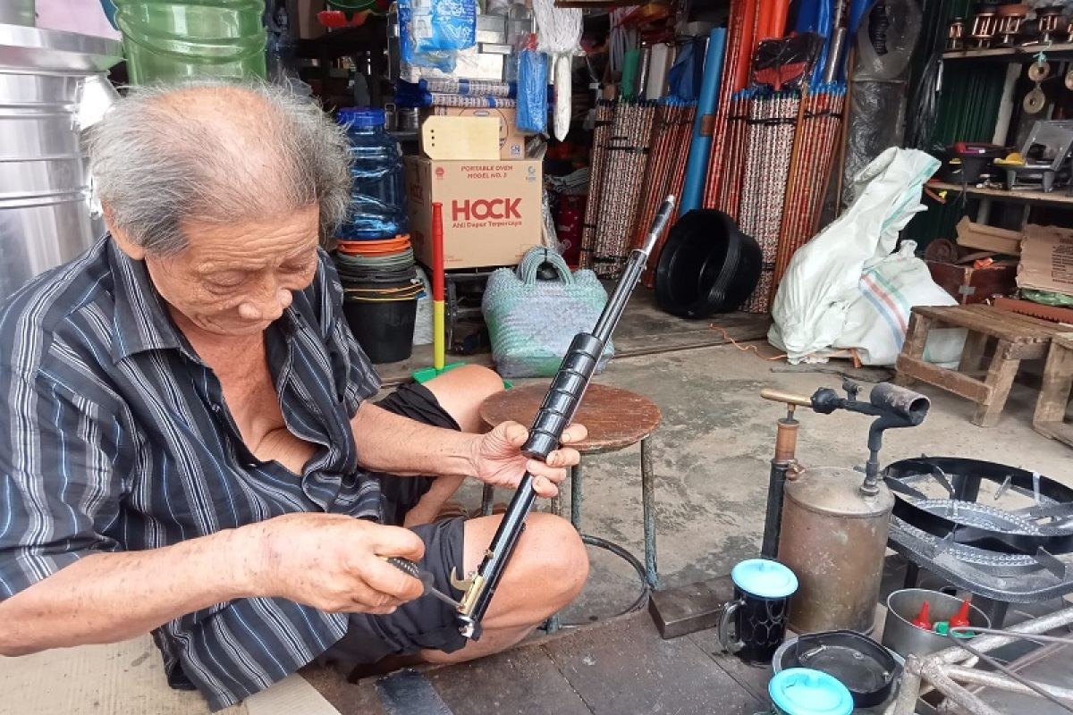Salim (72), setengah abad tekuni profesi bengkel senapan