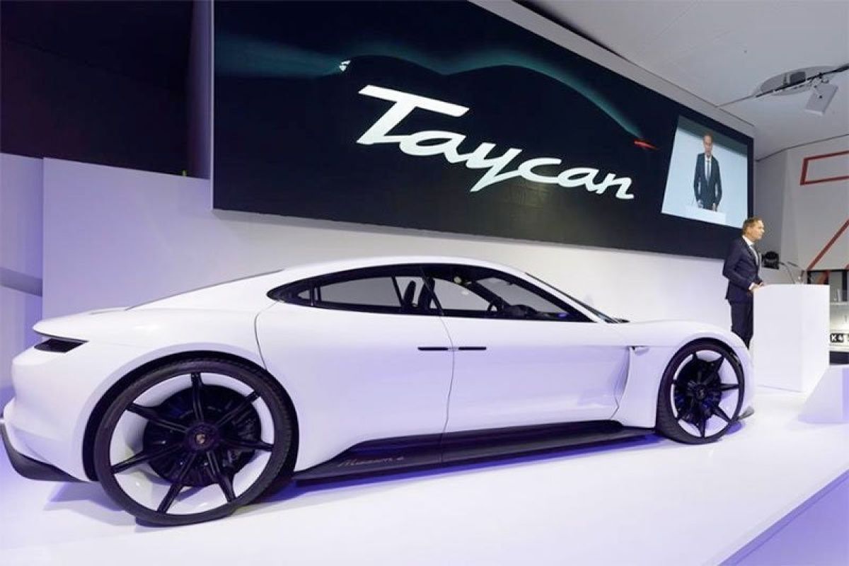 Penjualan Porsche Taycan EV turun di kuartal pertama 2023