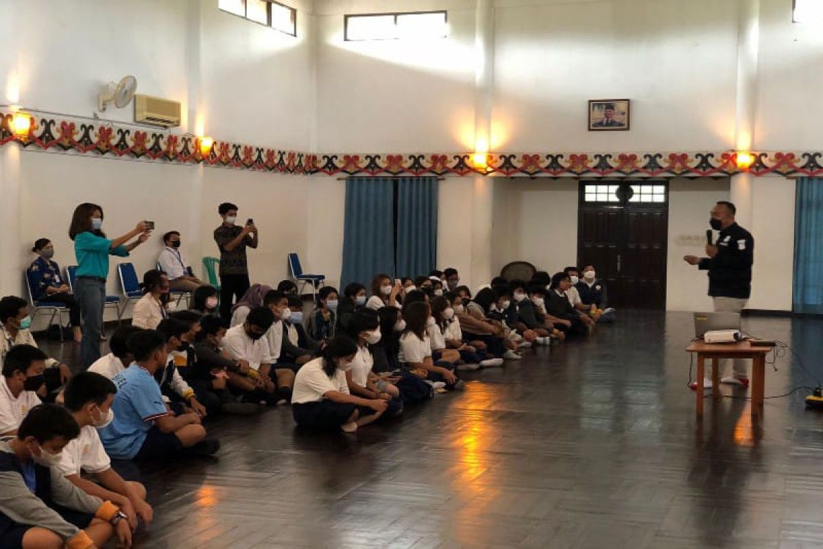 Pelajar di sekolah bertaraf internasional di Palangka Raya diberikan pemahaman bijak bermedsos