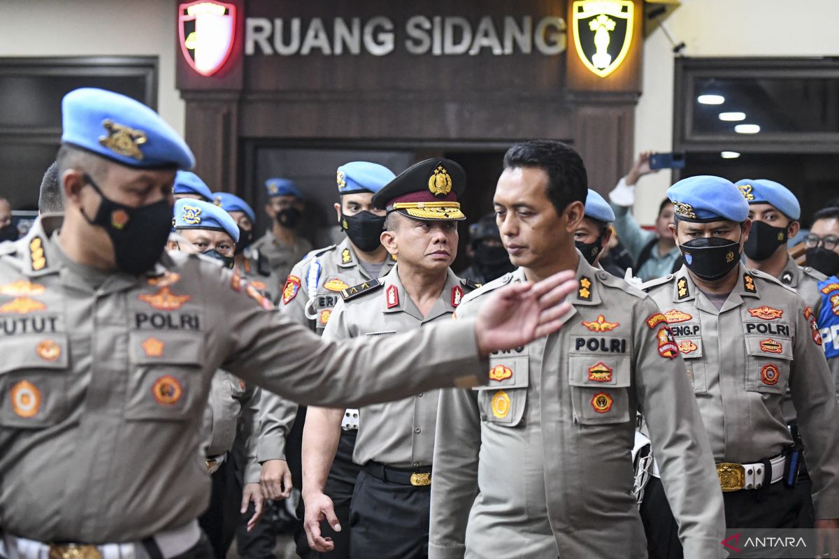 Seorang anggota Brimob bentak wartawan saat liput sidang kode etik Ferdy Sambo