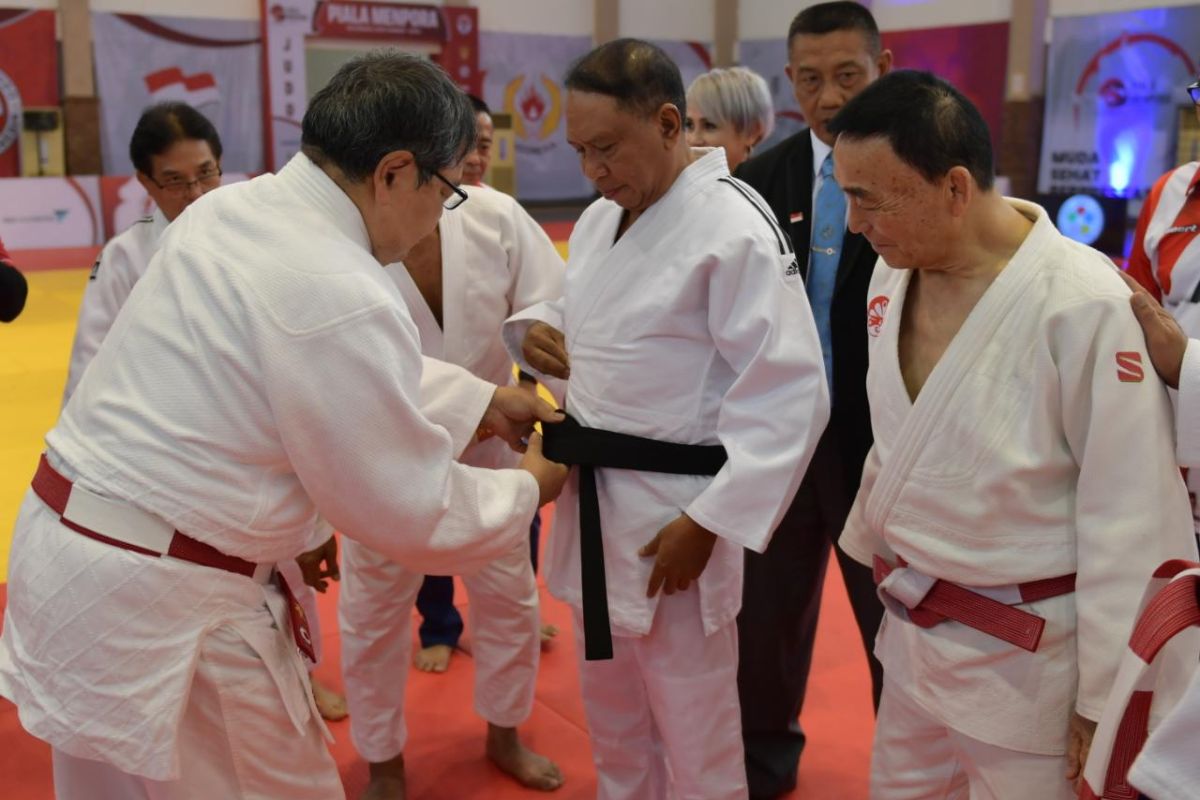 Menpora dapat sabuk Dan V Kehormatan judo dari PJSI
