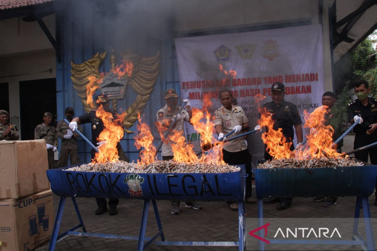 BC Jember dan Satpol PP Situbondo musnahkan 903 ribu batang rokok ilegal