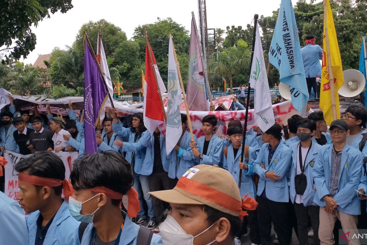 Ribuan mahasiswa Unri demo bawa keranda mayat dan sempat ricuh