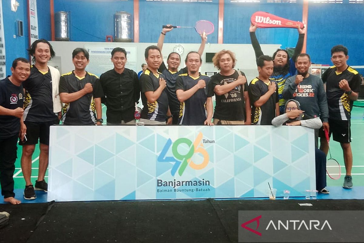 Wartawan desk Polresta incar piala bulutangkis Walikota Banjarmasin Cup