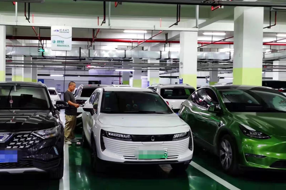Kepemilikan mobil listrik pesat, China kenalkan "charger" bergerak