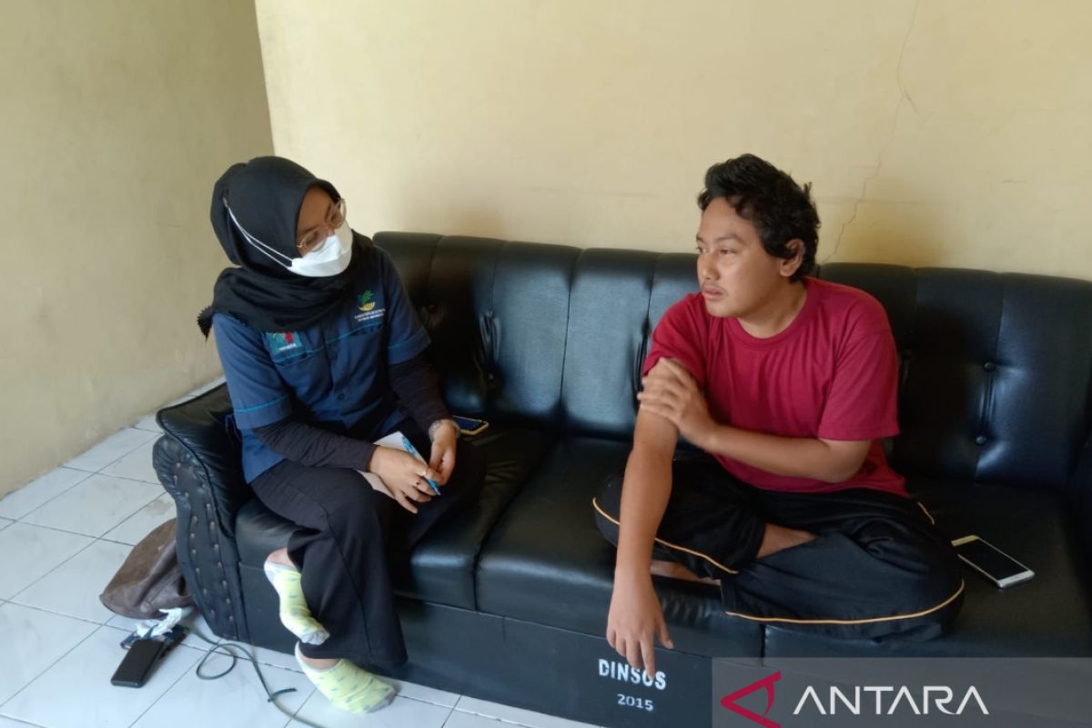 Manusia Silver Asal Jakarta Hidup Terlantar di Cilegon, Kondisinya Sakit Idap Infeksi Kulit dan Paru-paru