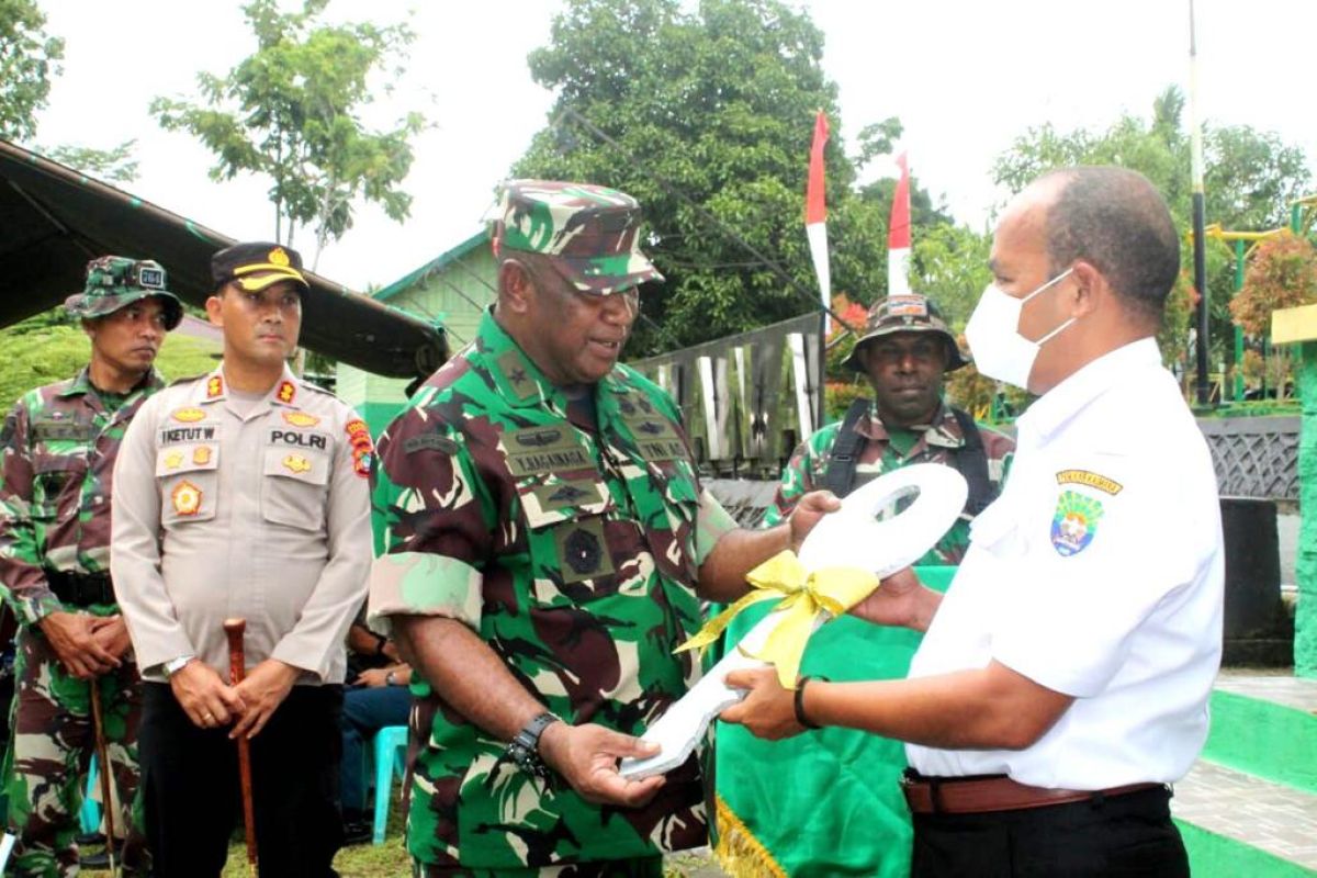 Prajurit TNI bangun rumah warga dan jalan kampung di Kaimana