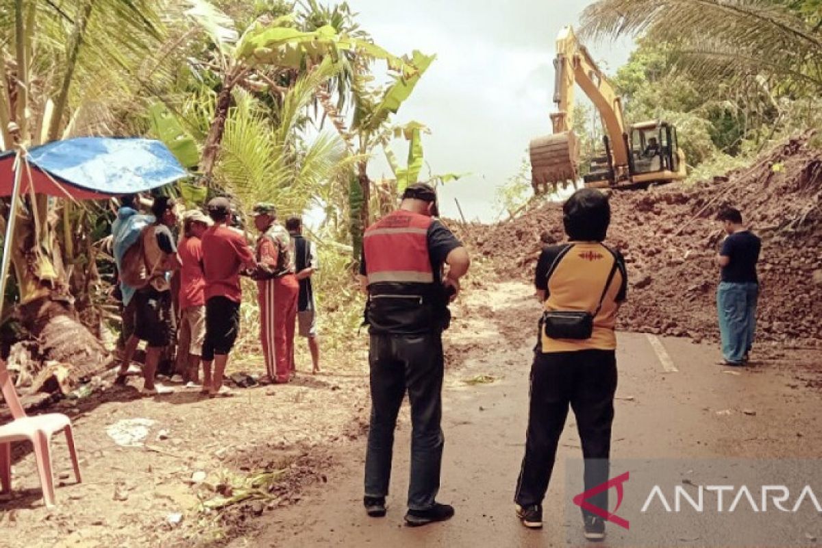 Dinas PUPR Maluku kerahkan alat berat bersihkan material longsor jalan di Wakasihu menuju Ambon