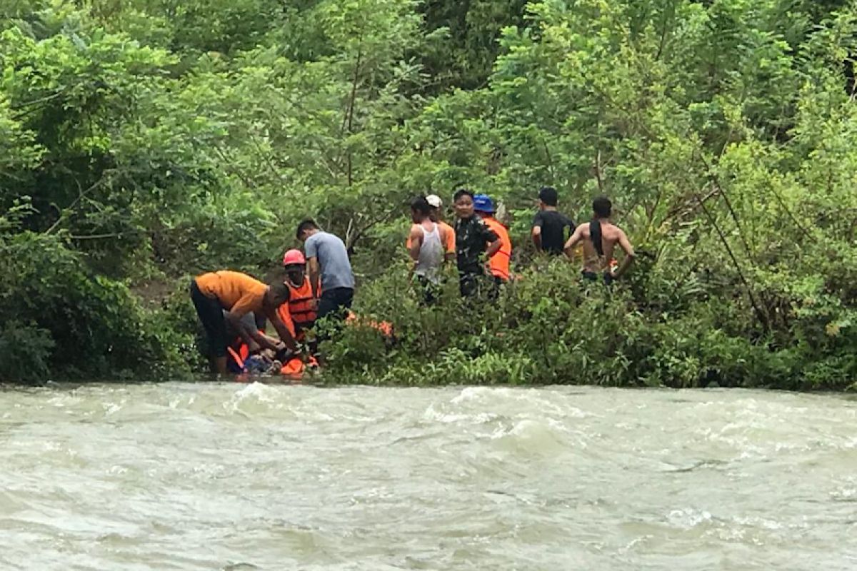 Tim Basarnas evakuasi jenazah santri terseret arus sungai di Aceh Besar