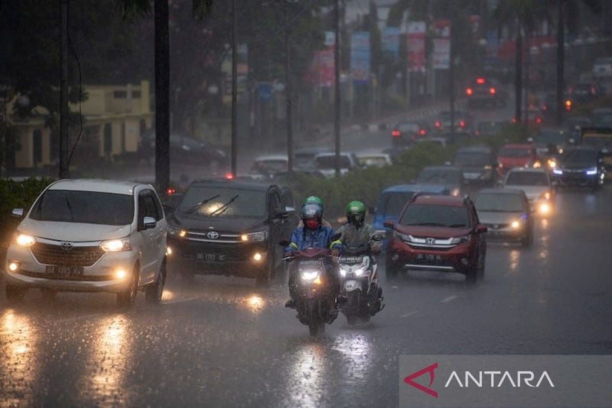 BMKG keluarkan peringatan hujan lebat berpotensi terjadi di sejumlah wilayah Indonesia