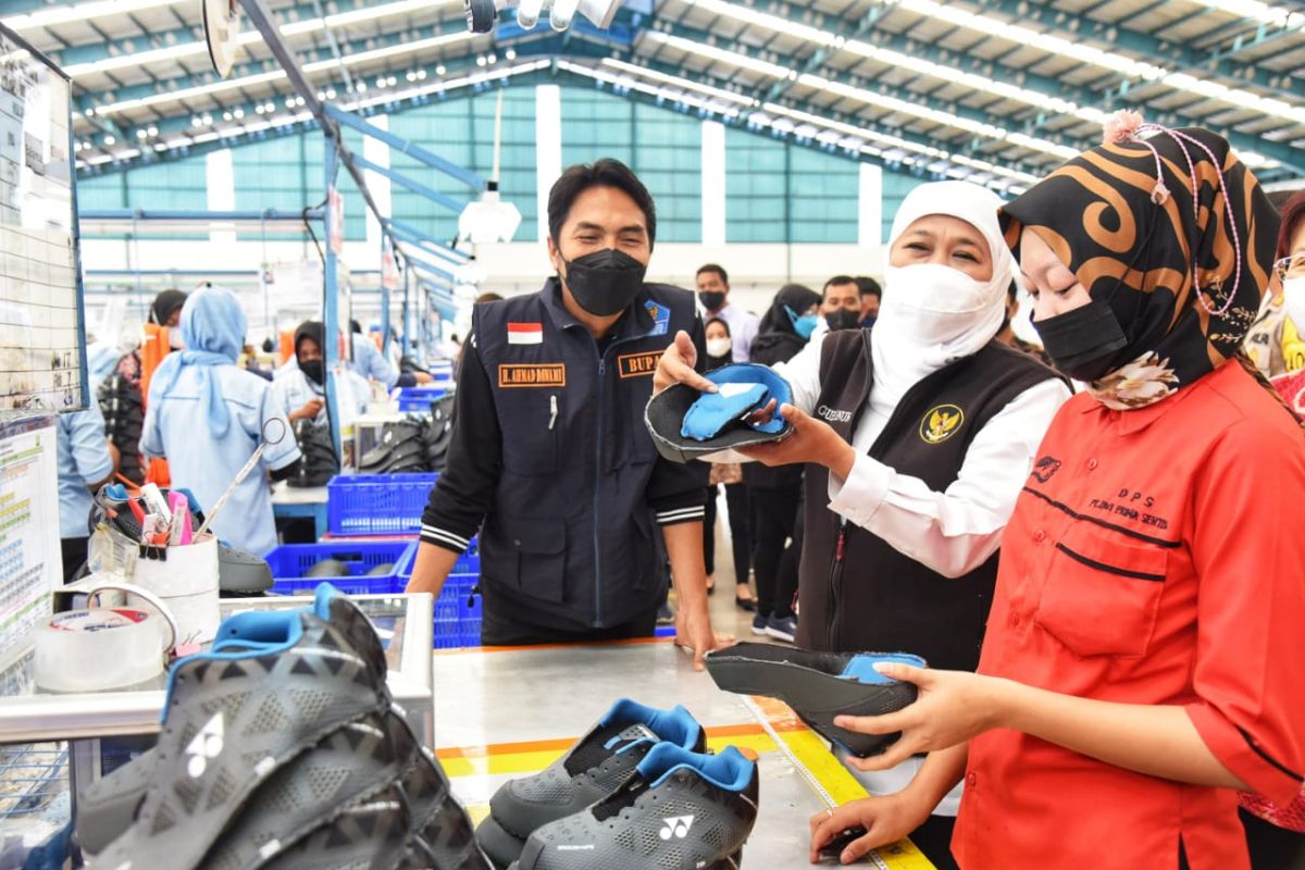 East Java Governor flags off export of 14,150 shoes