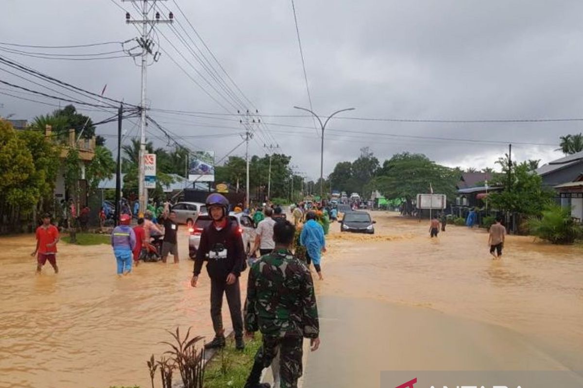 Kota Singkawang terendam banjir akibat hujan deras