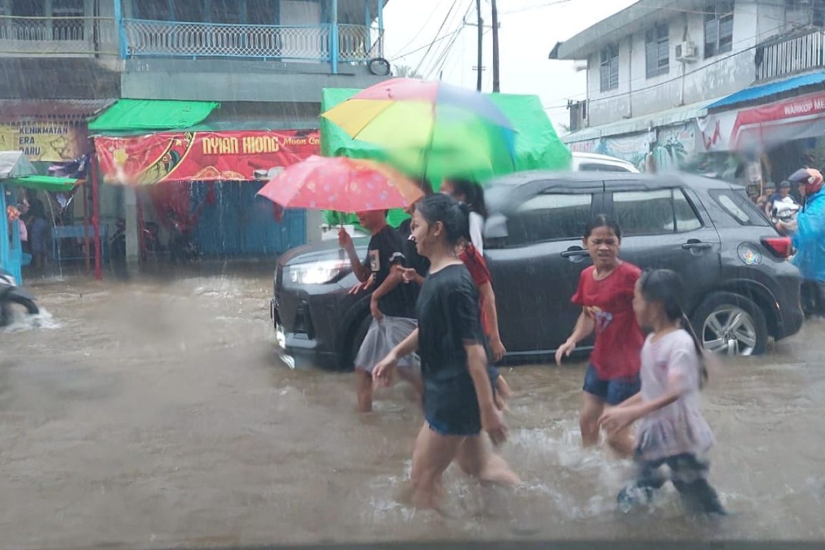 Masyarakat diminta waspada potensi hujan lebat di Palembang dan sejumlah provinsi