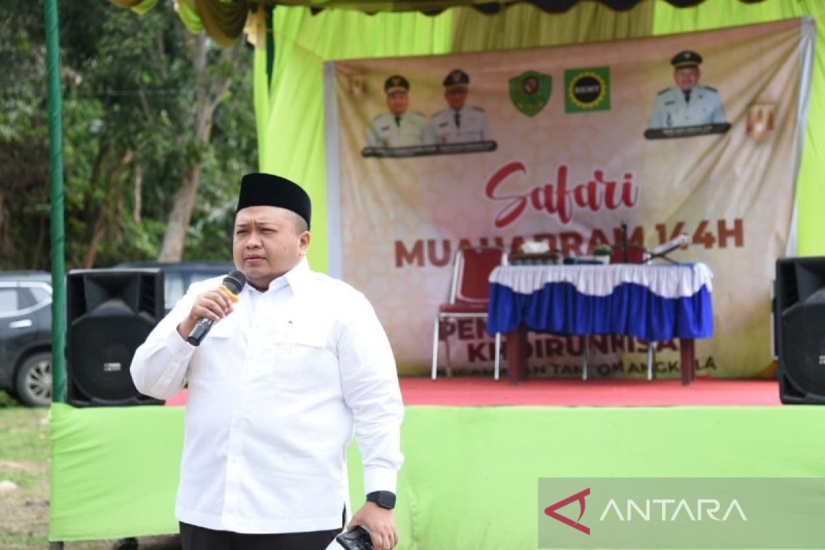 Bupati Tapsel tegaskan dalam shalat berjamaah cuma ada satu Imam