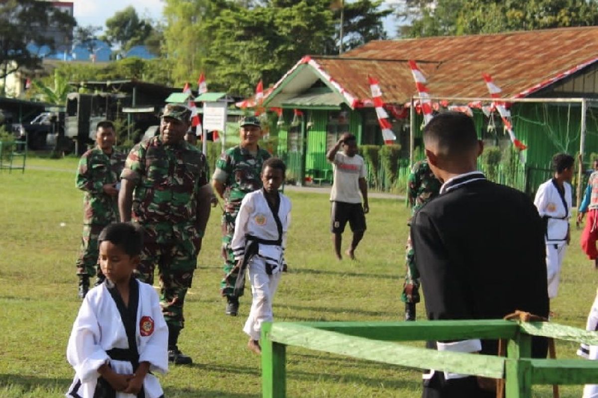 Dandim Jayawijaya pantau latihan pencak silat binaan Kodim 1702