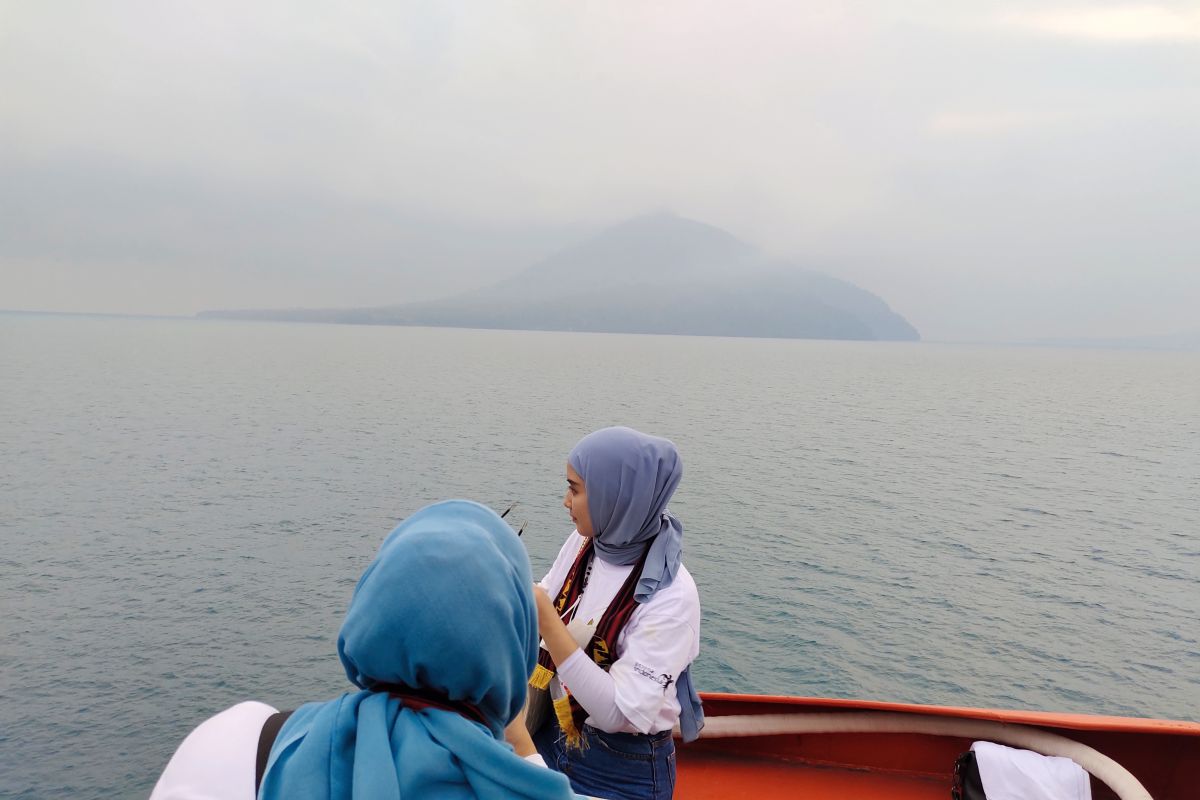 Tinggi asap kawah Gunung Anak Krakatau capai 150 meter