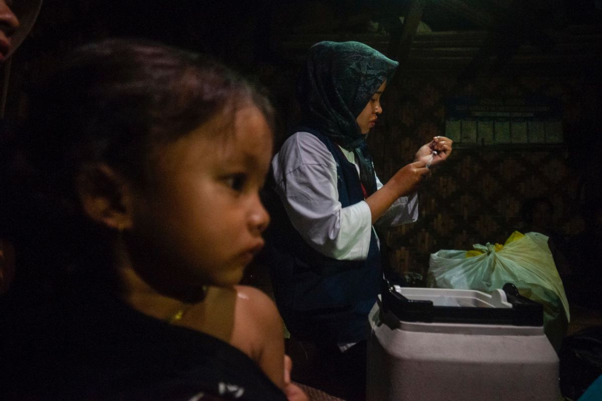 Puskesmas Cisimeut Lebak layani imunisasi anak warga Badui pada malam hari