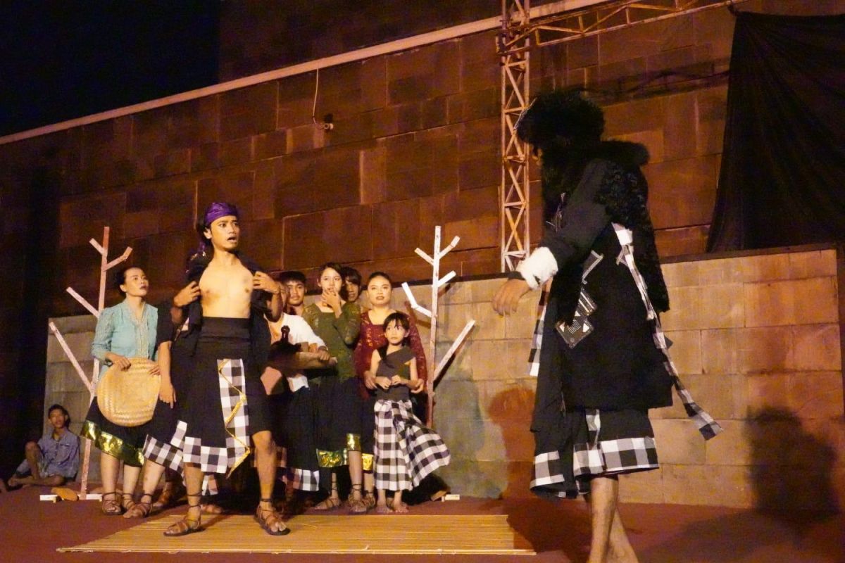 Teater Keliling pentaskan cerita rakyat Bali Calonarang di lima kota