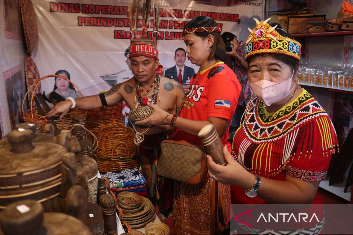 Produk etnik khas Dayak Landak digemari pembeli dari Malaysia