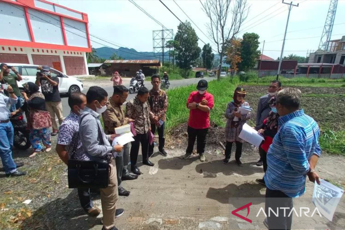 Gugatan seorang anak terhadap  ibu kandung  di Pengadilan Bukittinggi kandas